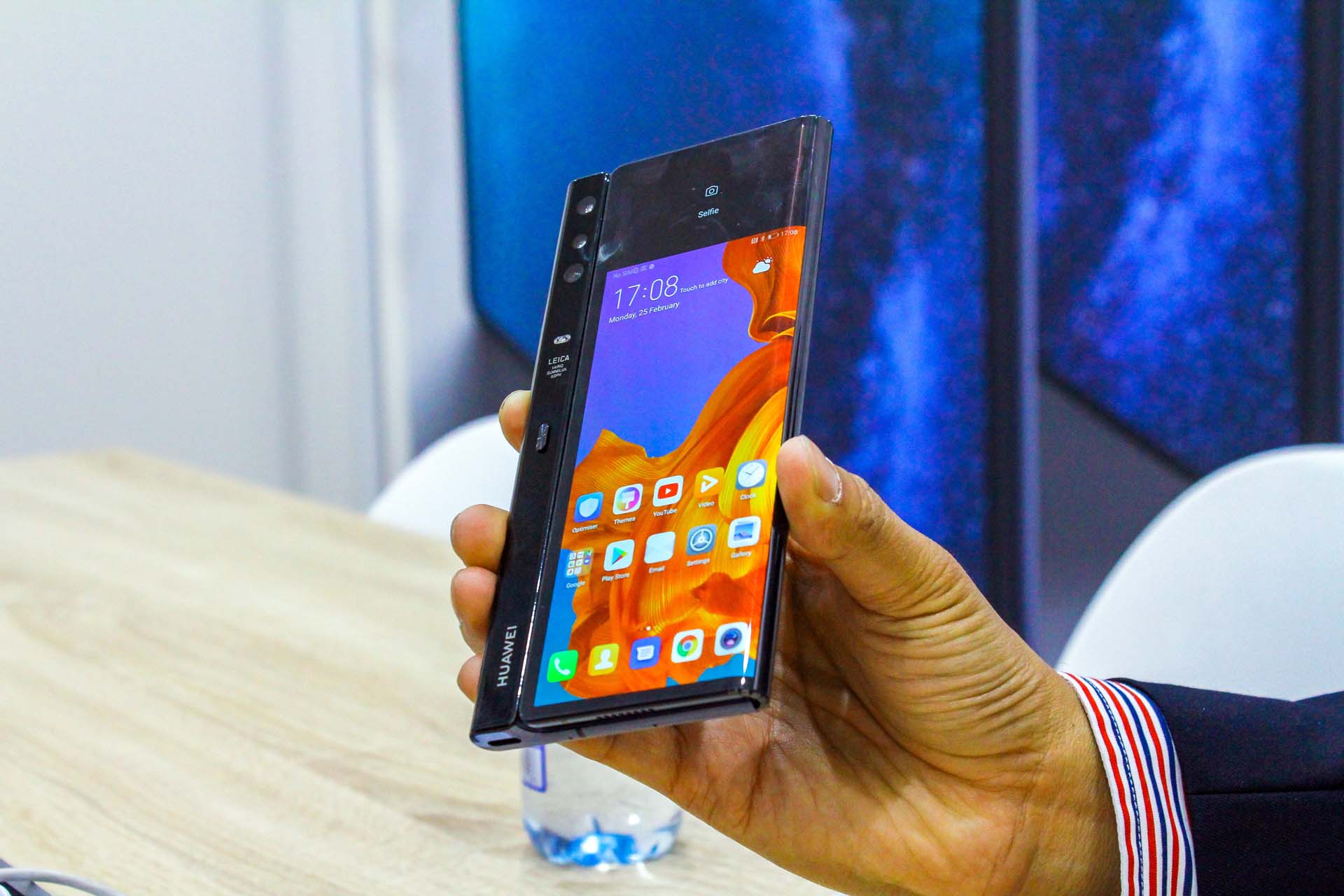 Самый дорогой телефон в России Huawei Mate X с 8-дюймовым складным OLED-дисплеем