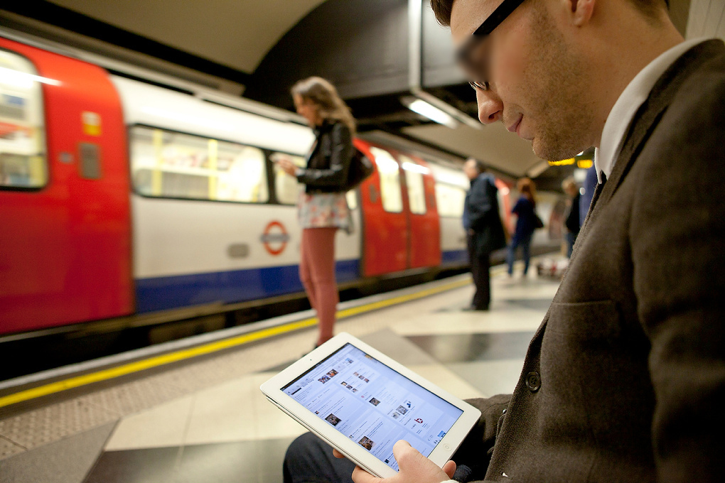 Пассажиры в метро любят подглядывать в чужие смартфоны